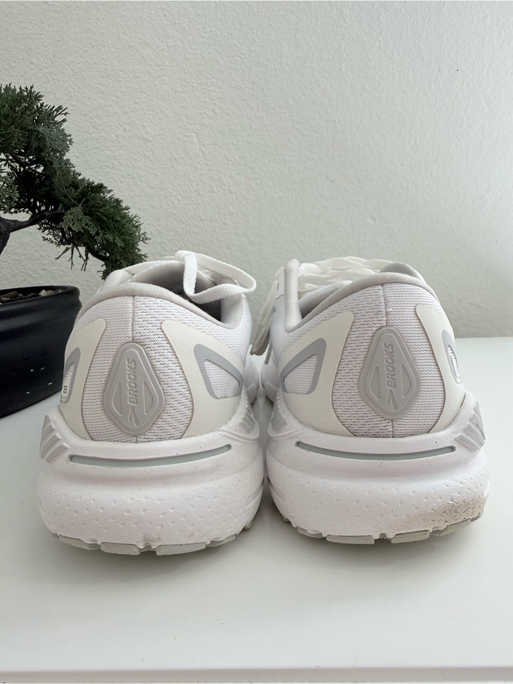 Brooks Adrenaline GTS 23 Women size 9 White and Light Gray Running Shoes - Picture 5 of 9